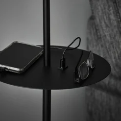 Lámpara pie Linear, estación de carga USB, negro