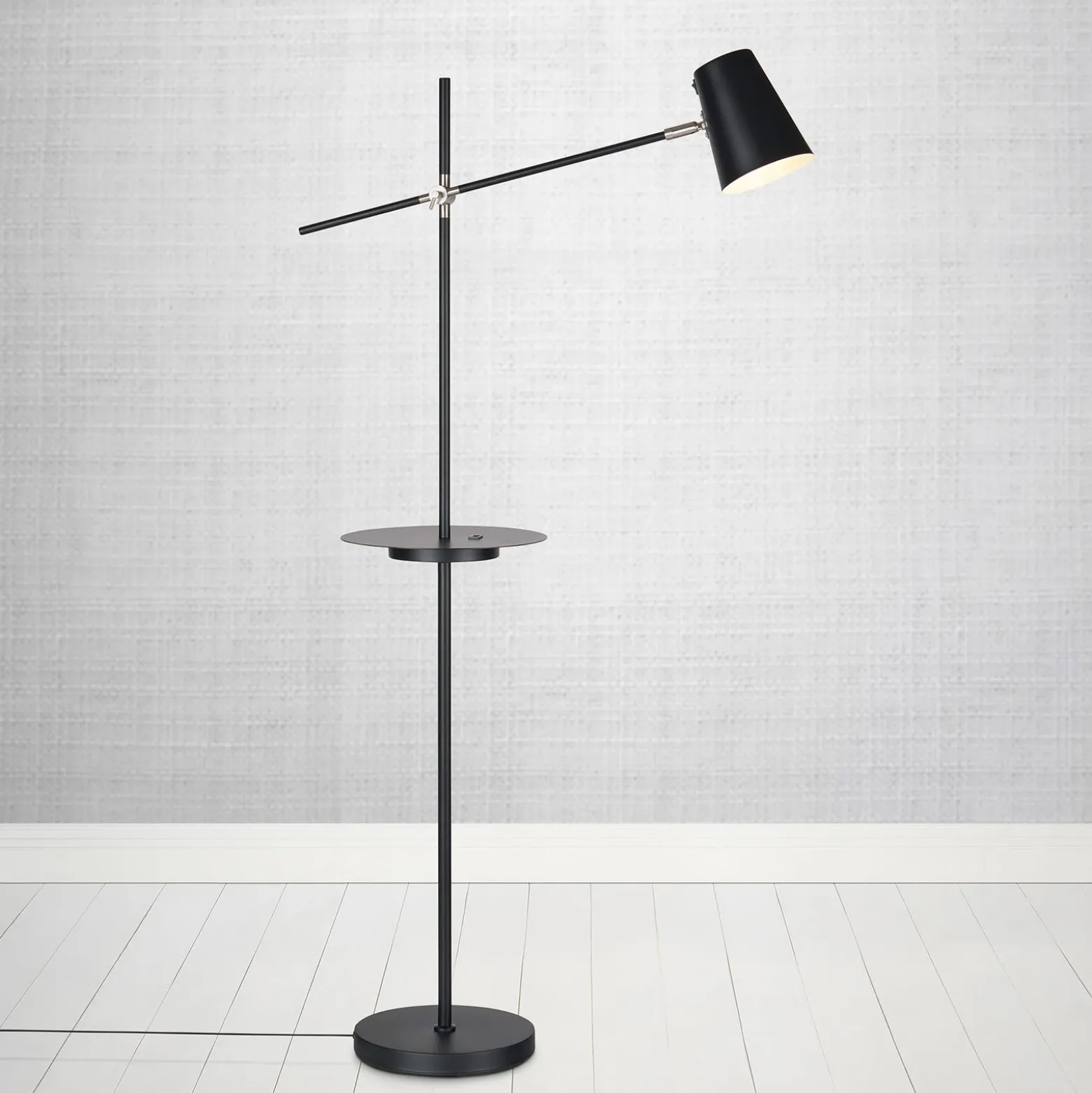 Lámpara pie Linear, estación de carga USB, negro