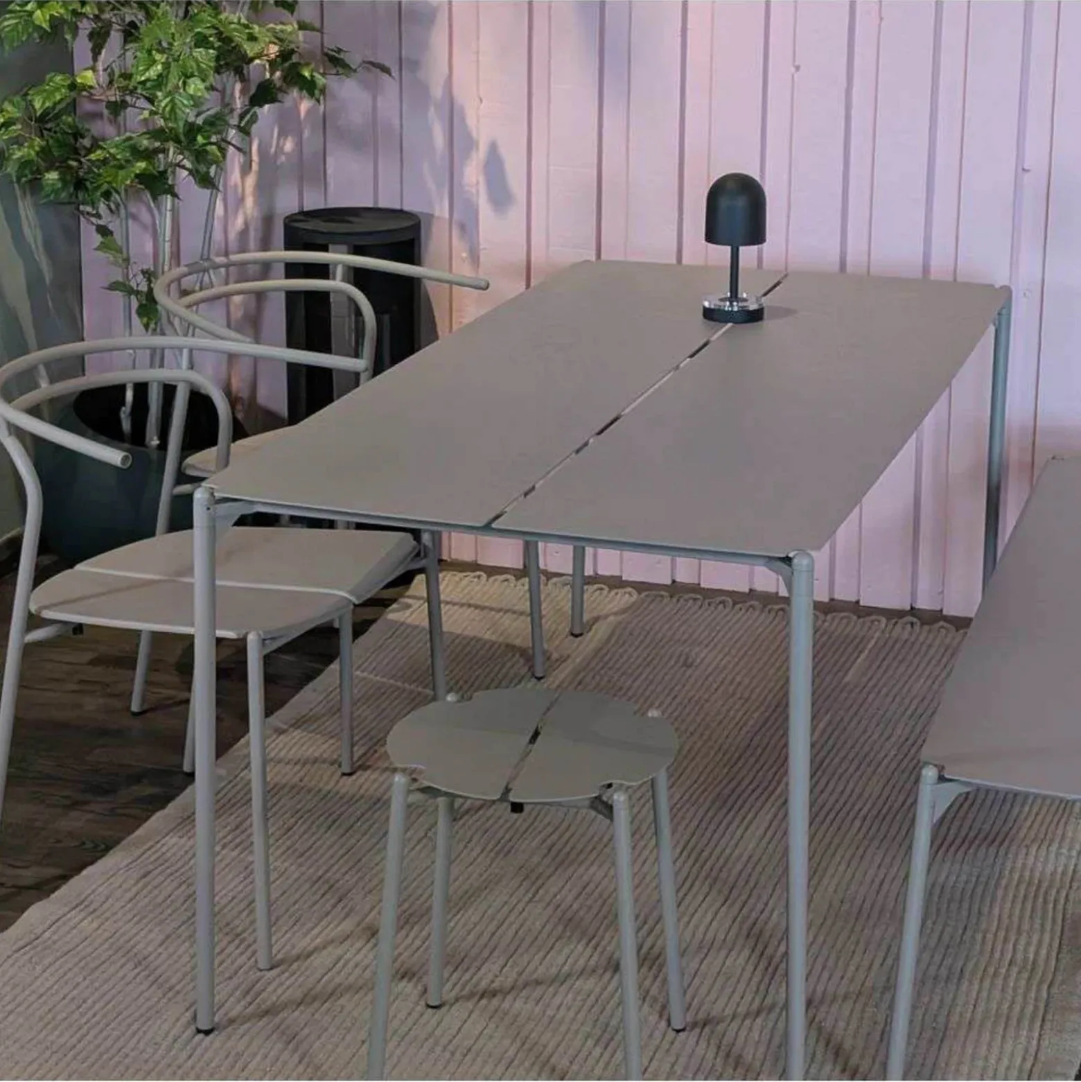 Lámpara recargable Luceo de AYTM, verde bosque, metal, 24 cm, atenuable, IP44