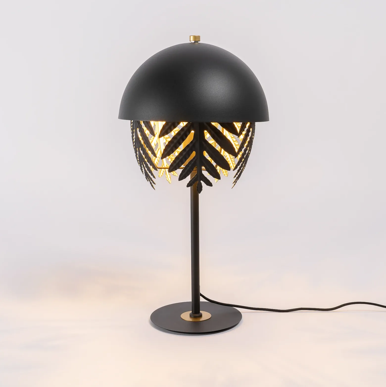 Lucande Aparas lámpara de mesa look hoja, negro-oro