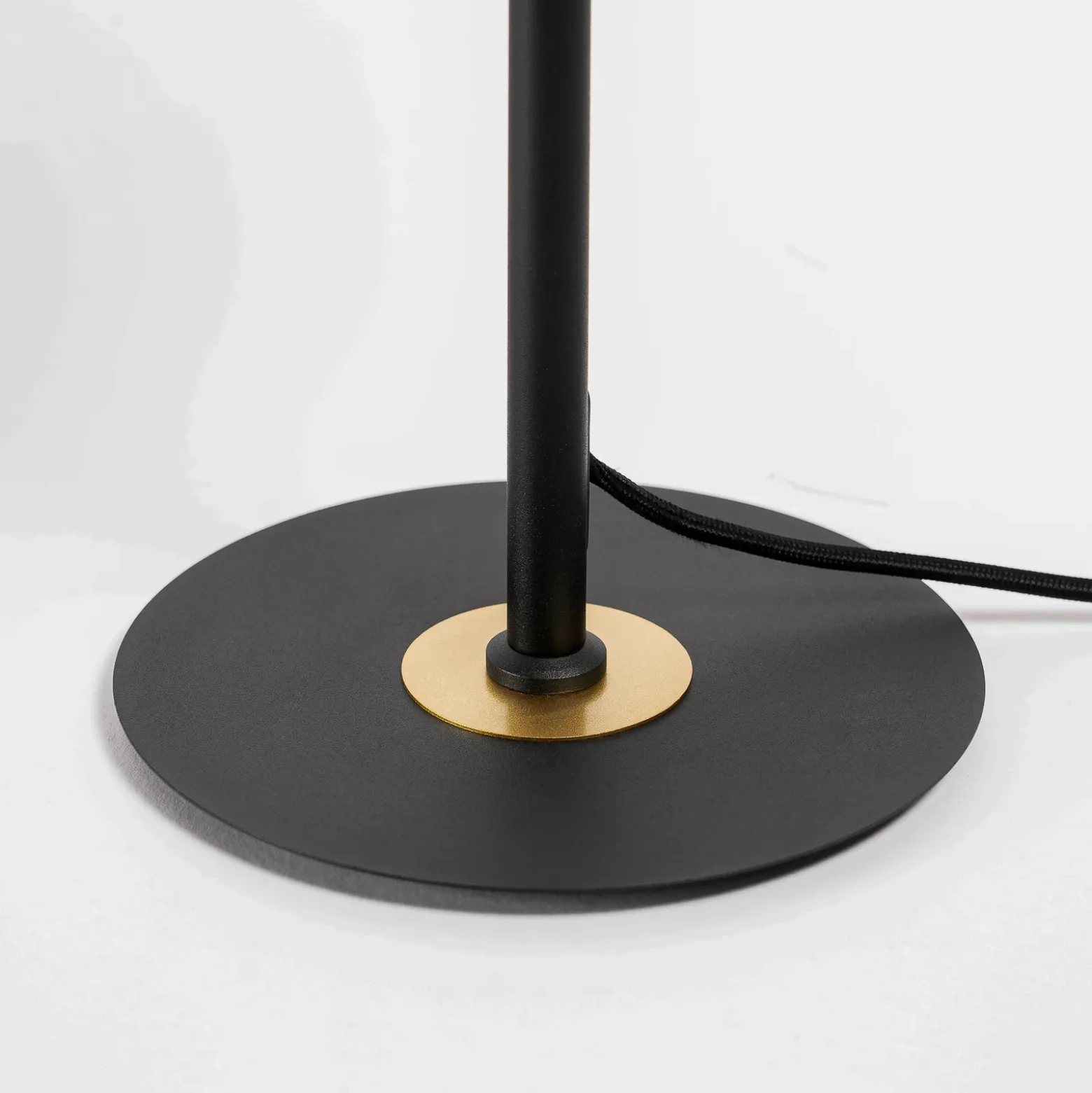 Lucande Aparas lámpara de mesa look hoja, negro-oro