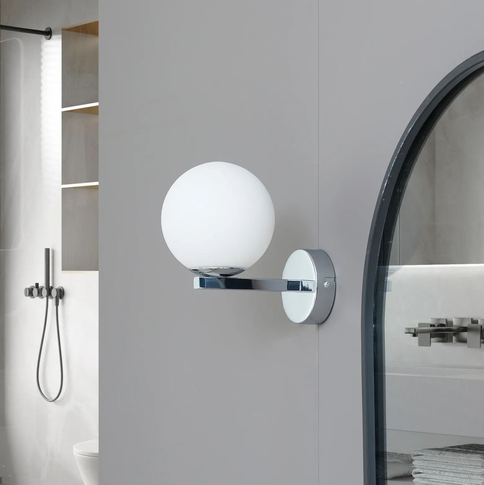 Lucande aplique de pared Bidolo, color cromo, cristal, Ø 12 cm, IP44
