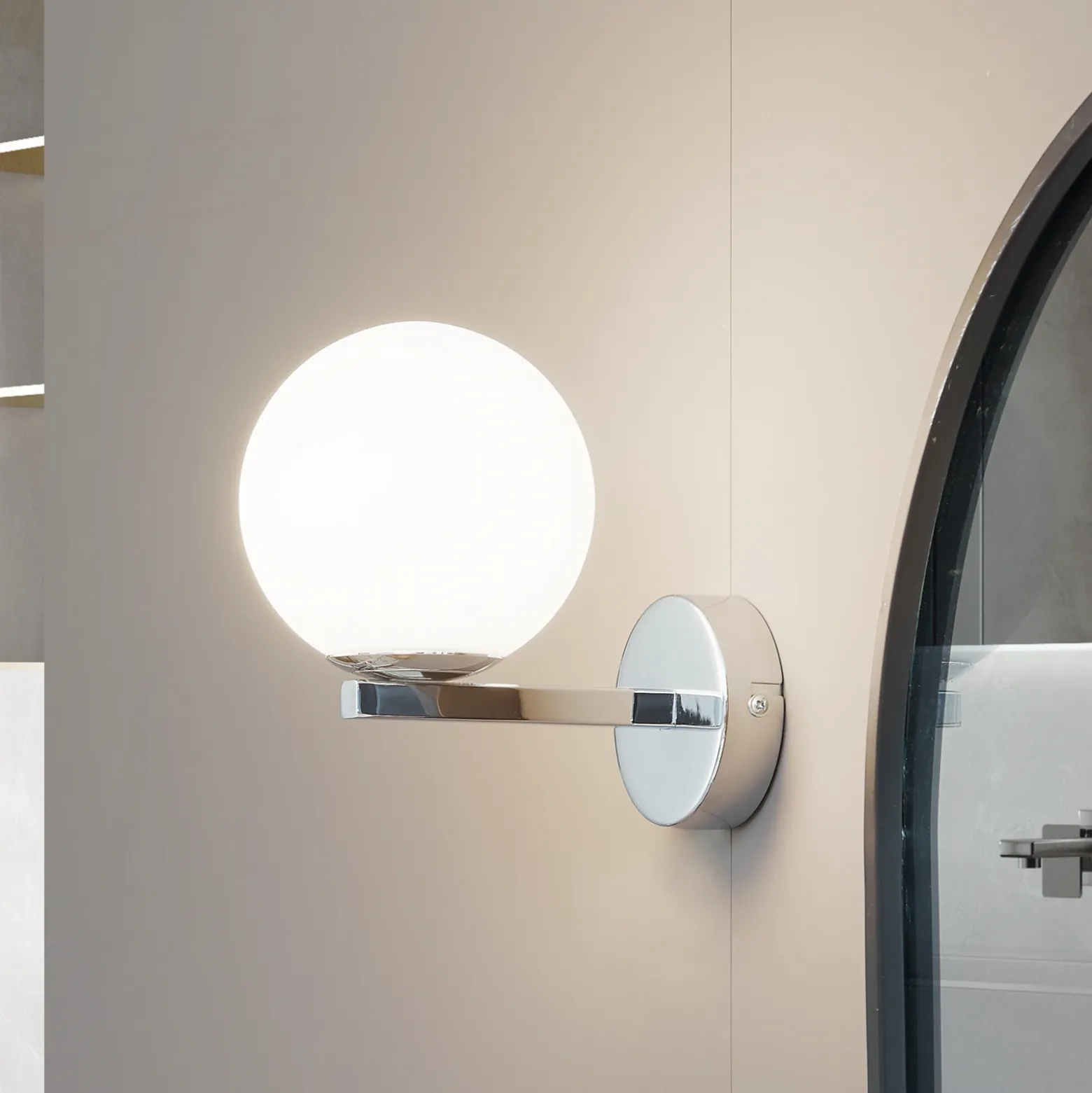 Lucande aplique de pared Bidolo, color cromo, cristal, Ø 12 cm, IP44