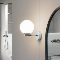 Lucande aplique de pared Bidolo, color cromo, cristal, Ø 12 cm, IP44
