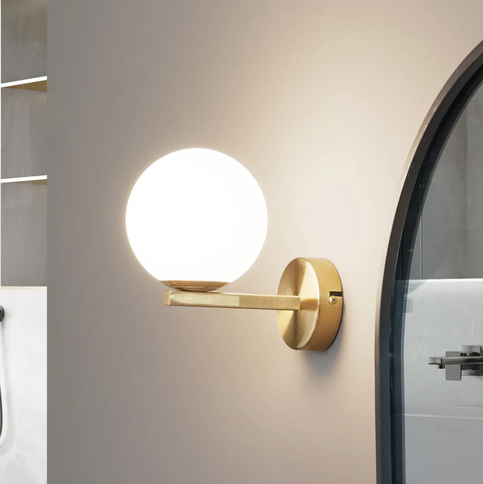 Lucande aplique de pared Bidolo, color latón, cristal, 12 cm, IP44