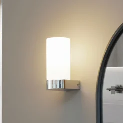 Lucande Basolo aplique para baño, cromo, altura 17,2 cm, cristal