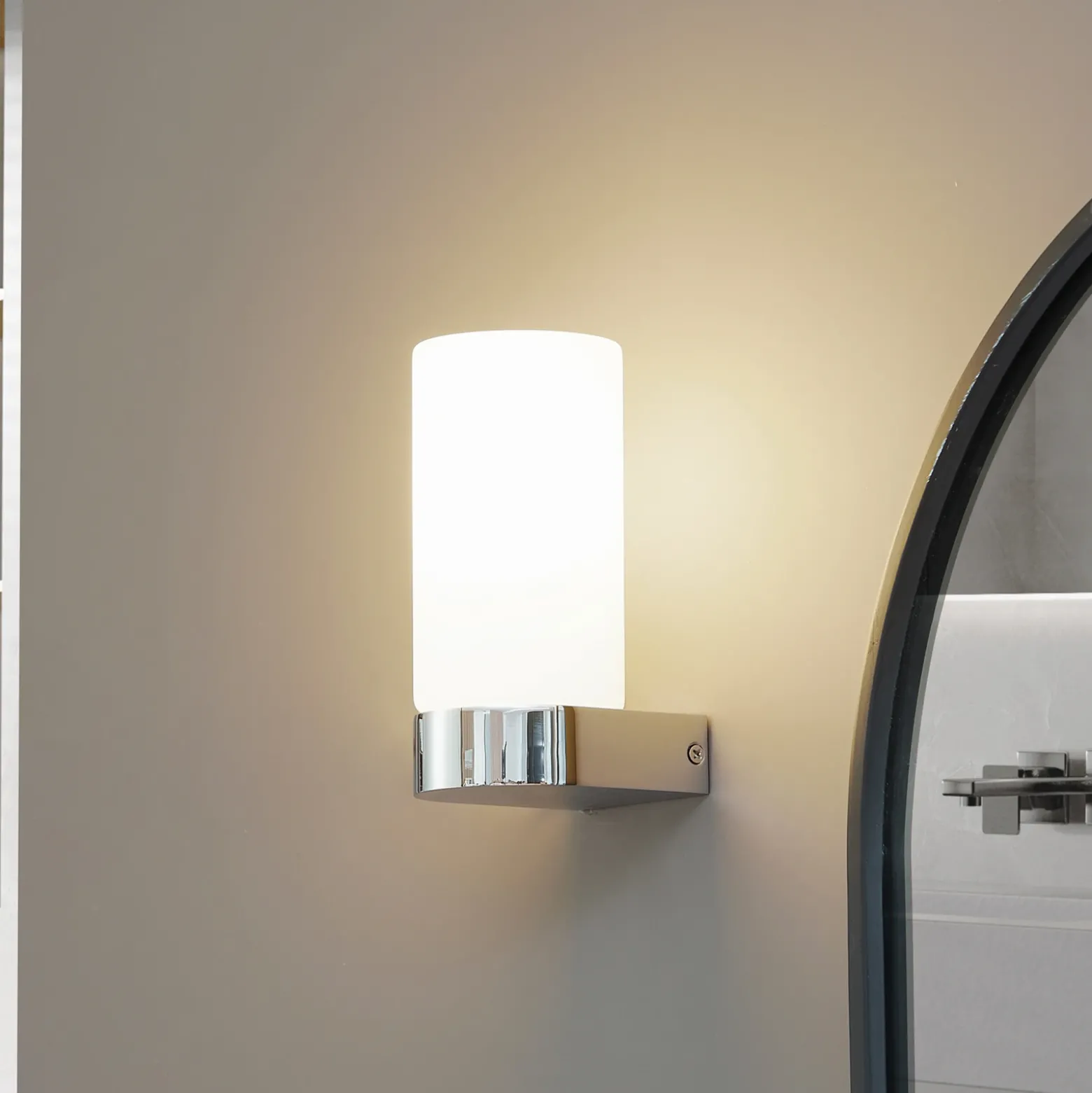 Lucande Basolo aplique para baño, cromo, altura 17,2 cm, cristal