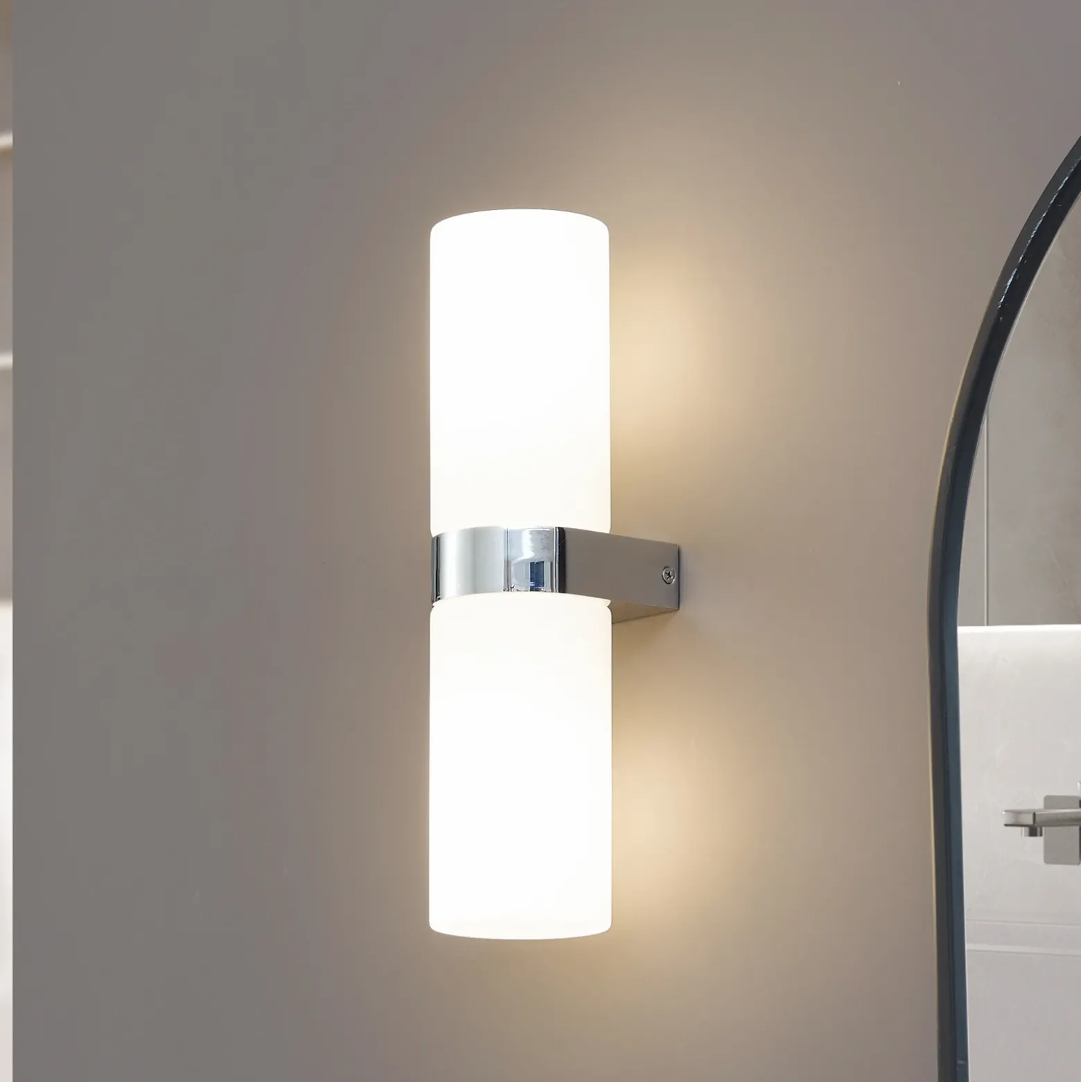 Lucande Basolo aplique para baño, cromo, altura 31,5cm, cristal, IP44