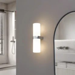 Lucande Basolo aplique para baño, cromo, altura 31,5cm, cristal, IP44