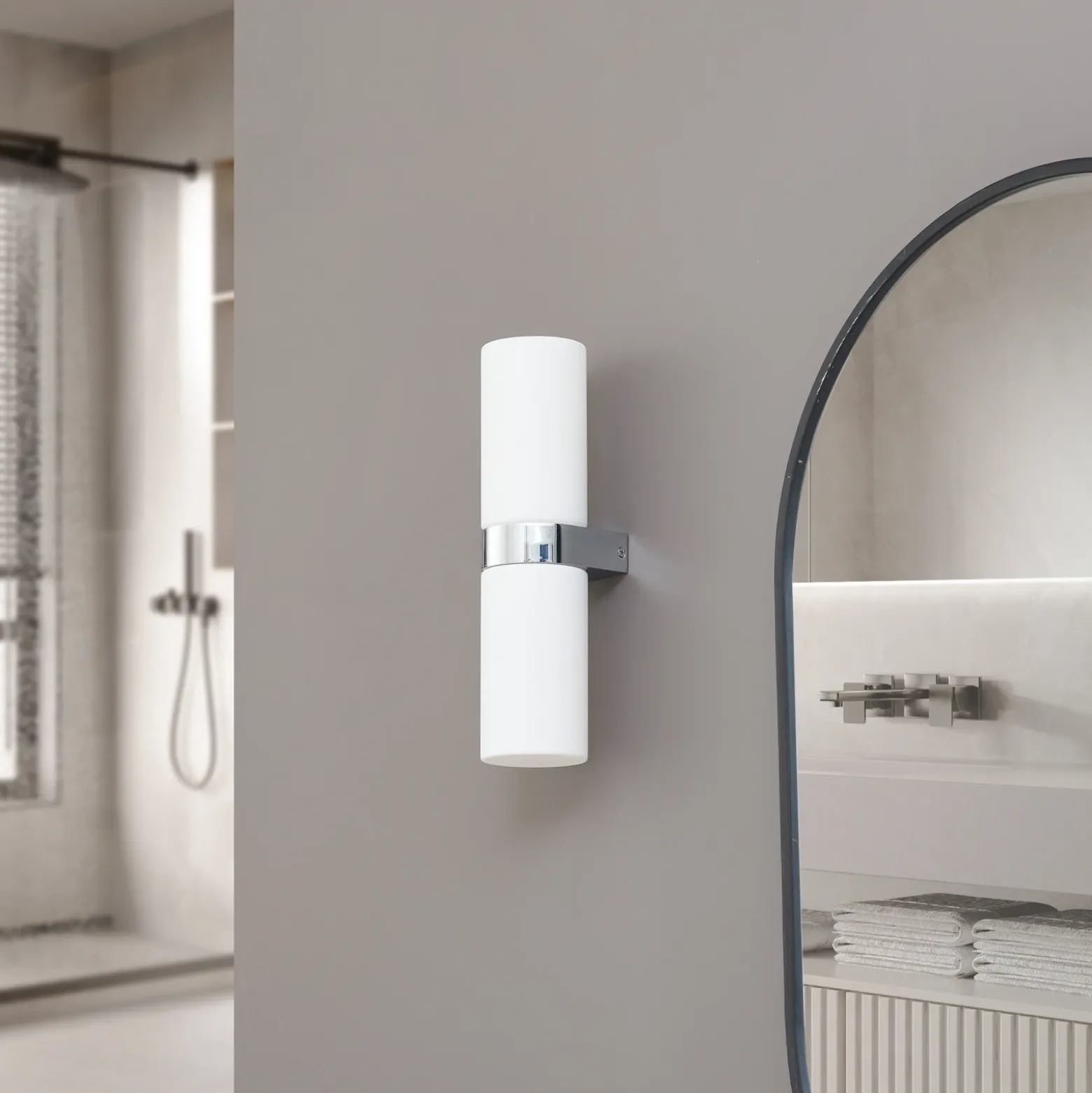 Lucande Basolo aplique para baño, cromo, altura 31,5cm, cristal, IP44