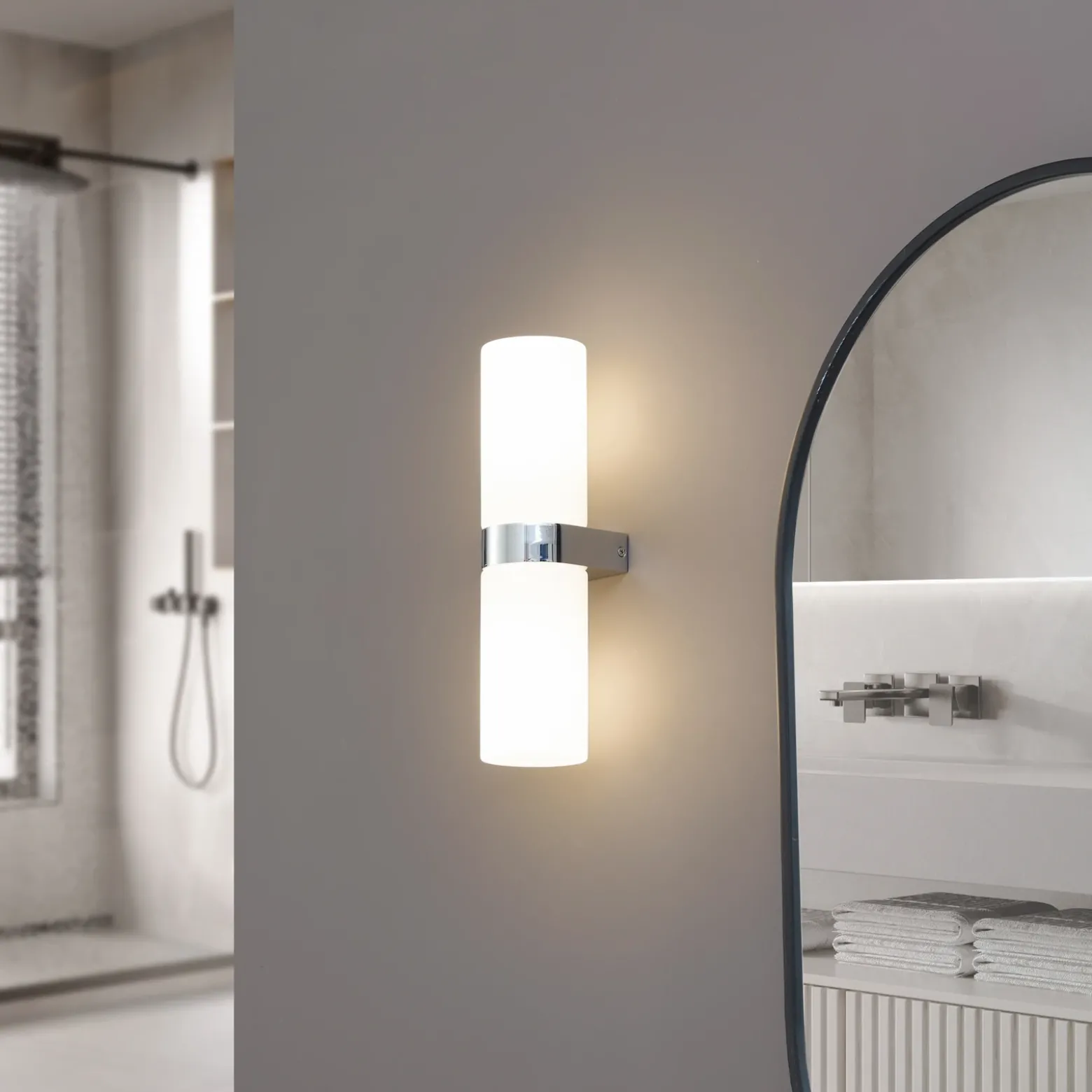 Lucande Basolo aplique para baño, cromo, altura 31,5cm, cristal, IP44