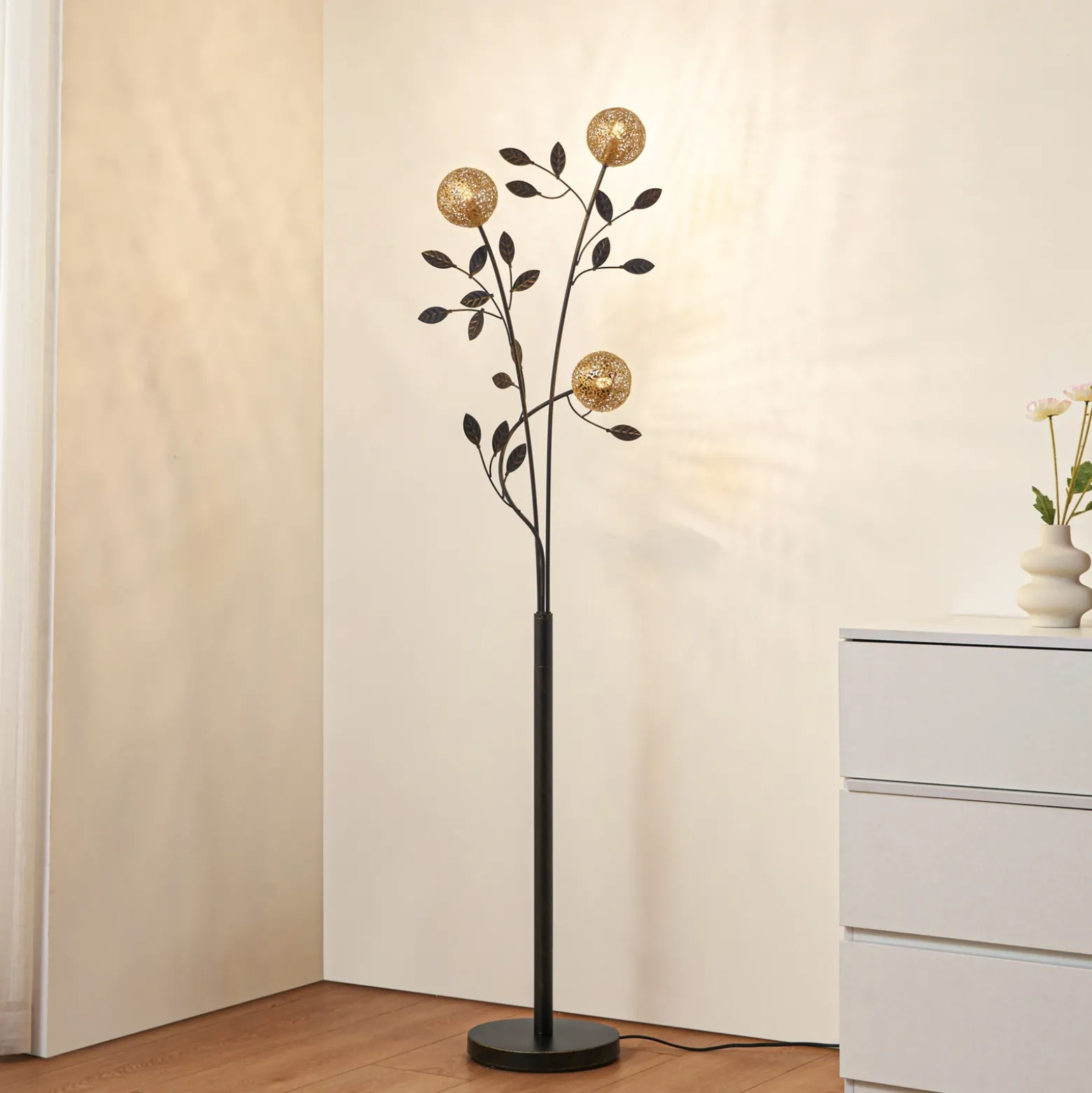 Lucande Evory lámpara de pie, 160 cm, 3 luces, negro/oro, G9