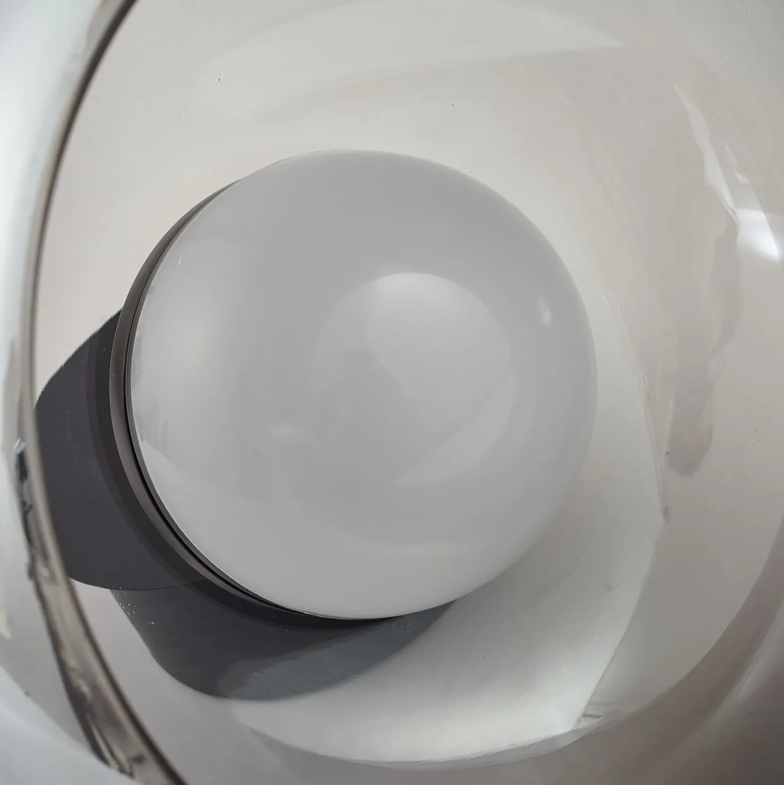 Lucande Lámpara colgante LED Dain, 1 luz, gris humo, cristal