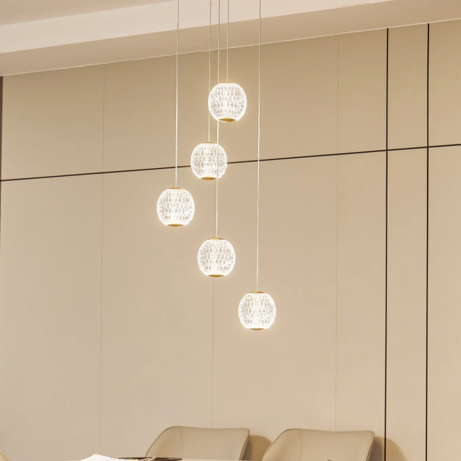 Lucande Lámpara colgante LED Ismenia, 5 luces, latón, acrílico