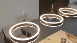 Lucande Lámpara colgante LED Kolo, 114 cm, 3 luces, marrón, atenuable