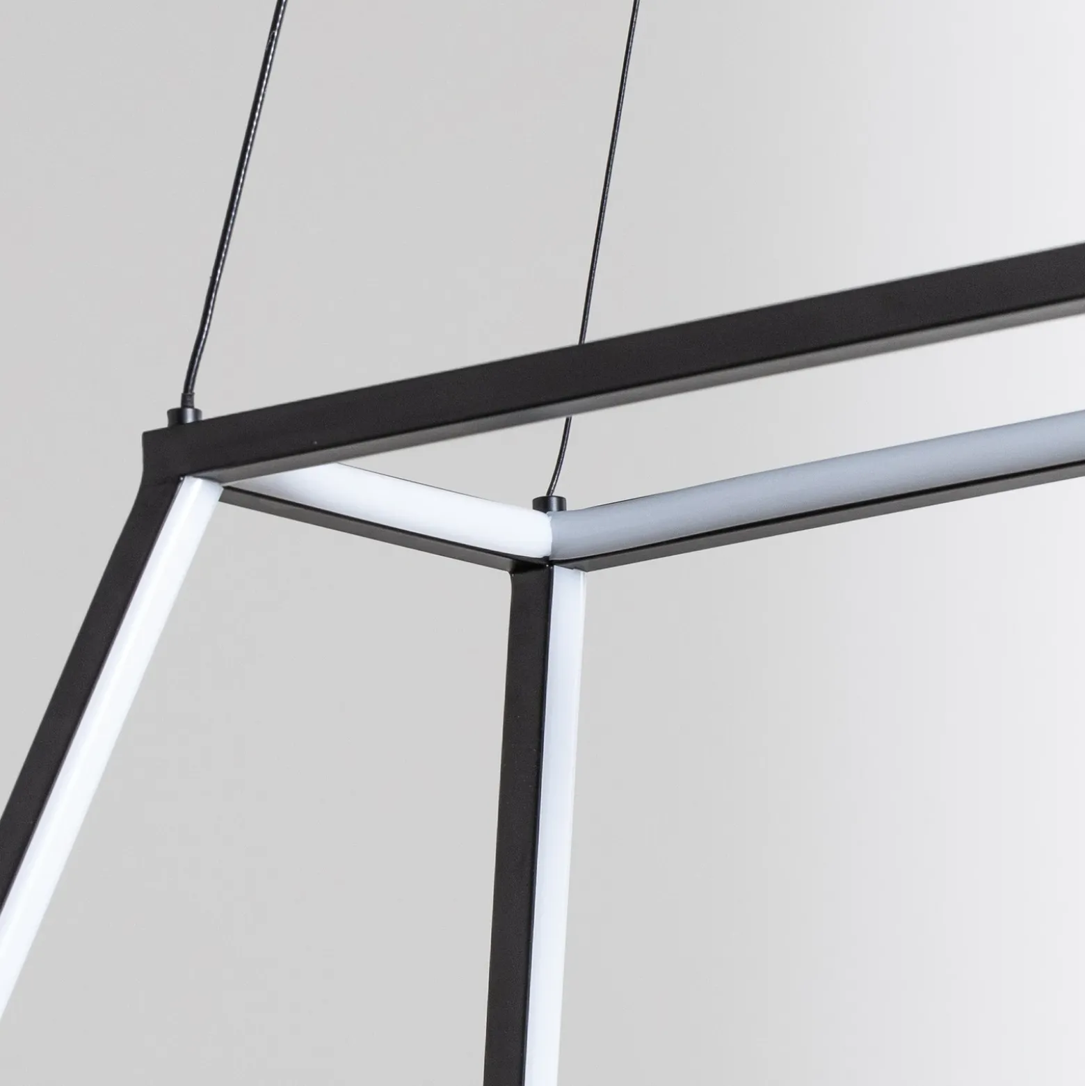 Lucande Lámpara colgante LED Mensola, negra, aluminio, 75 cm