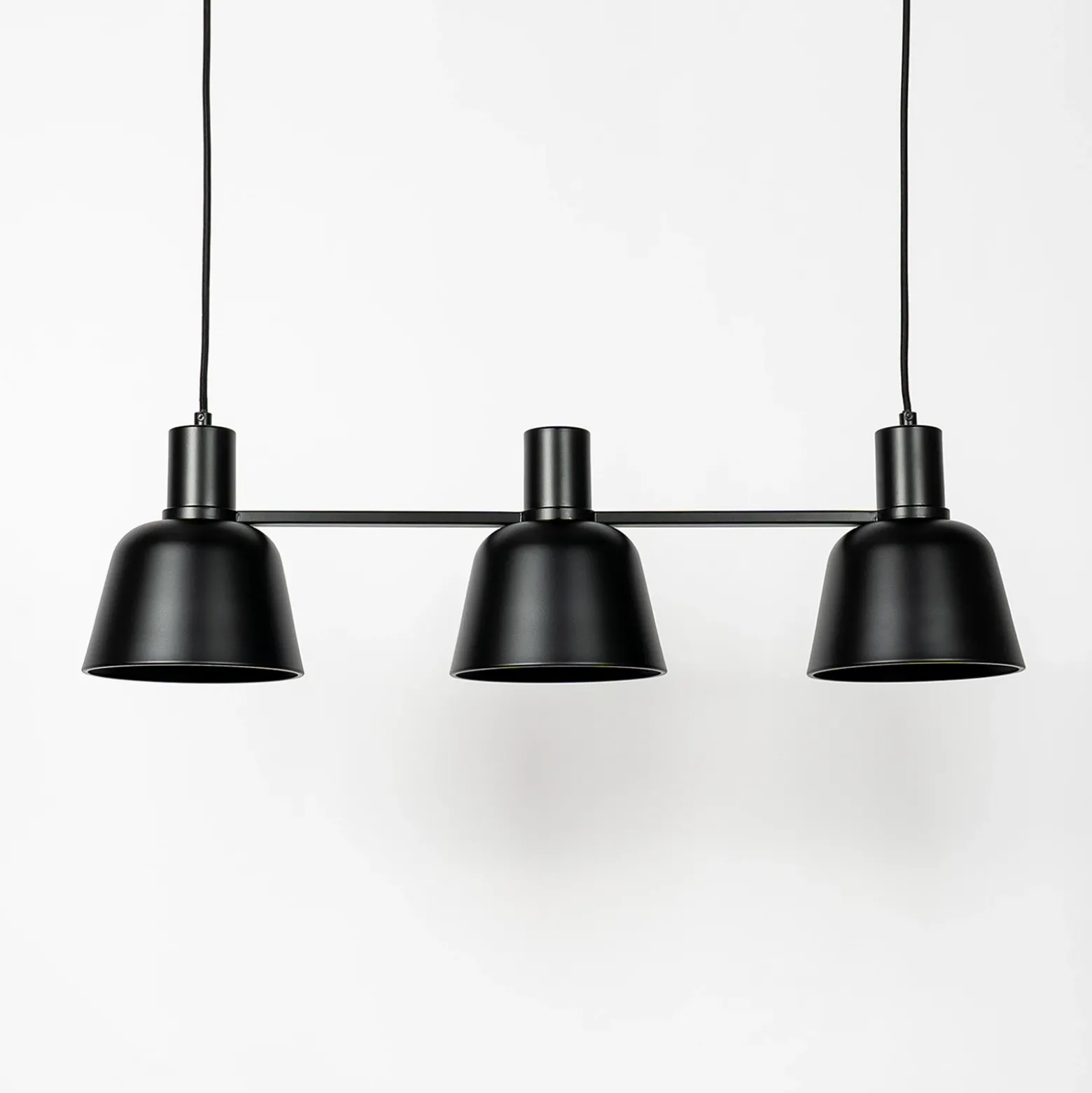 Lucande Lámpara colgante Servan, negra, 3 luces
