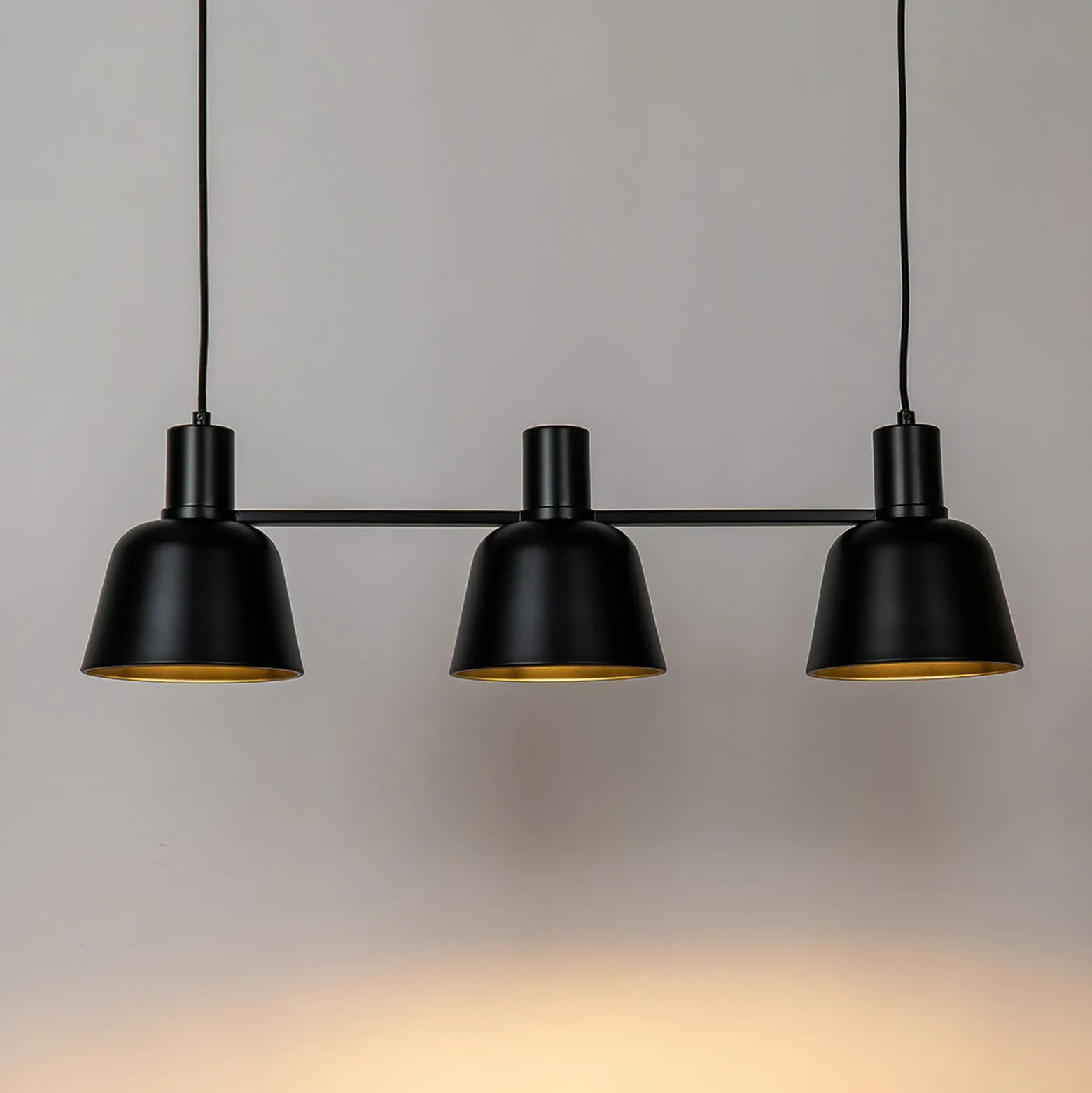 Lucande Lámpara colgante Servan, negra, 3 luces