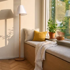 Lucande lámpara de pie Jinda, blanco, madera, tela, 160 cm, E27