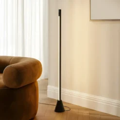 Lucande lámpara de pie LED Linija, negra, altura 110 cm, sensor