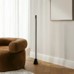 Lucande lámpara de pie LED Linija, negra, altura 110 cm, sensor