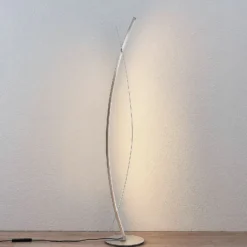 Lucande Lámpara de pie LED Marija, plateada, atenuable, 140 cm
