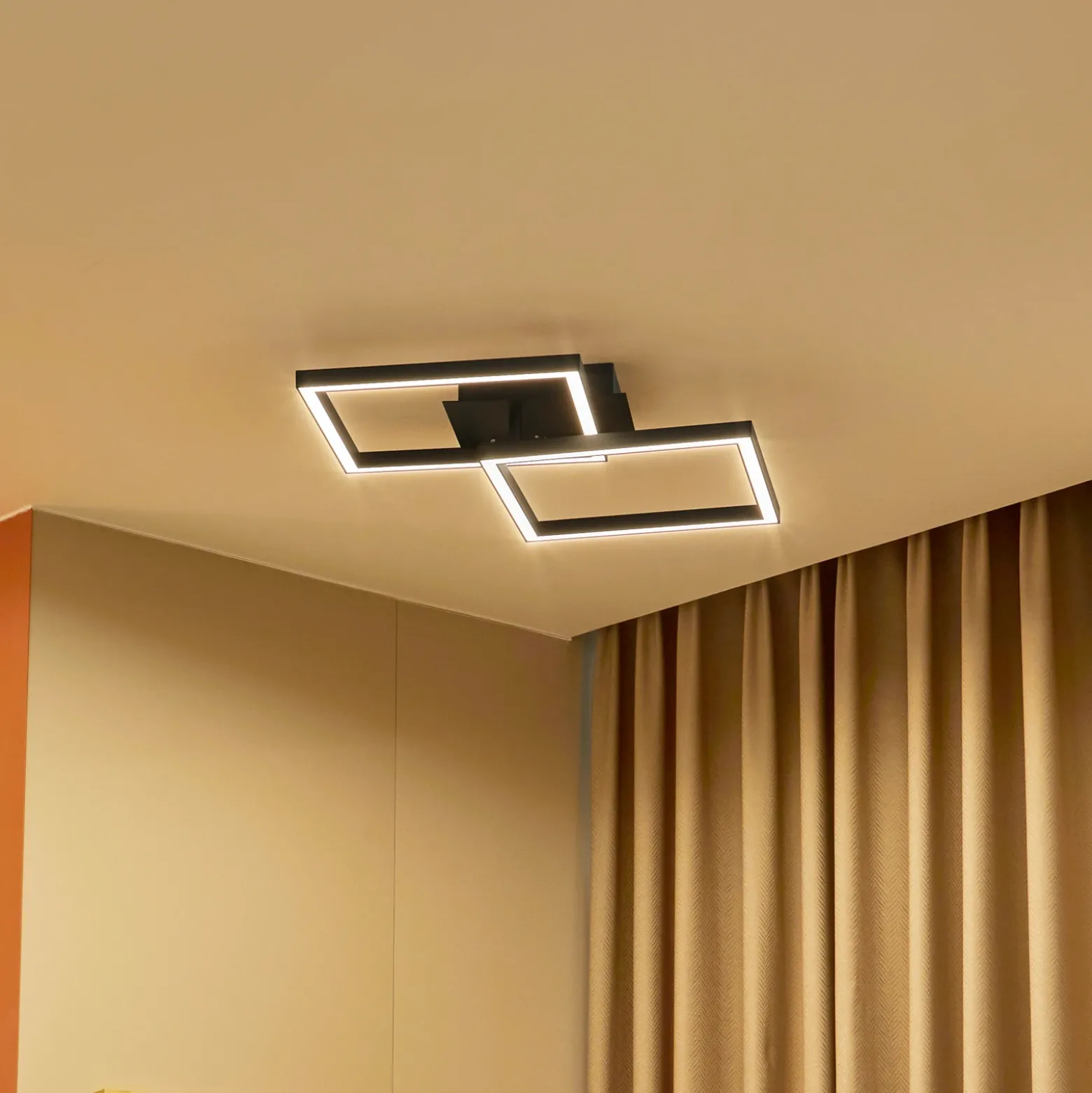 Lucande Lámpara de techo LED Tjado, 67 cm de largo, negro, metal