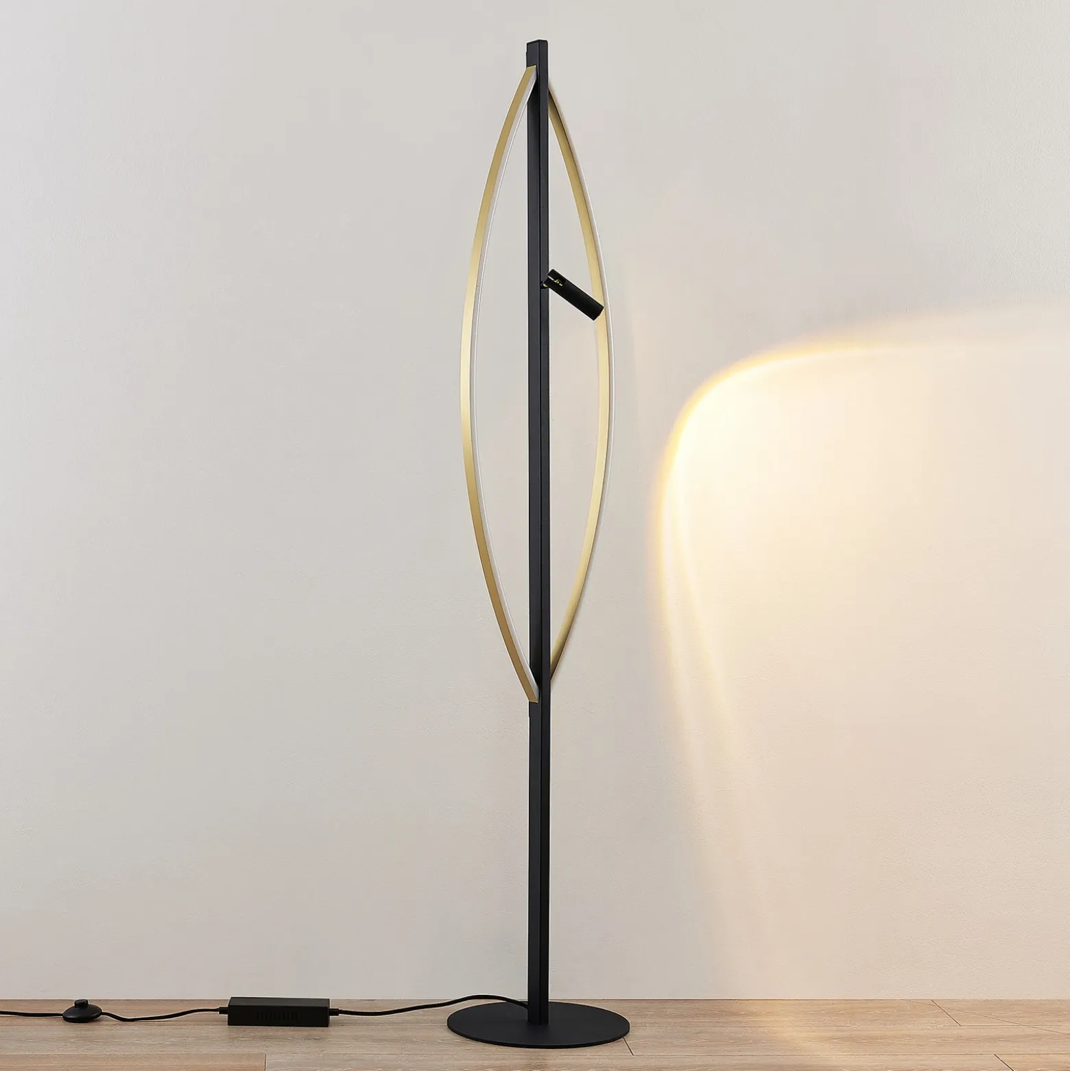 Lucande Matwei Lámpara de pie LED, ovalada, latón