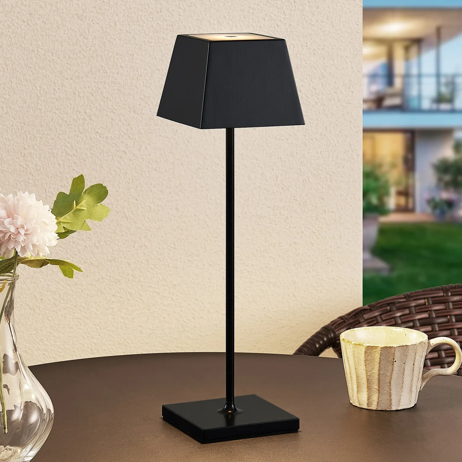 Lucande Patini lámpara de mesa LED exterior, negro