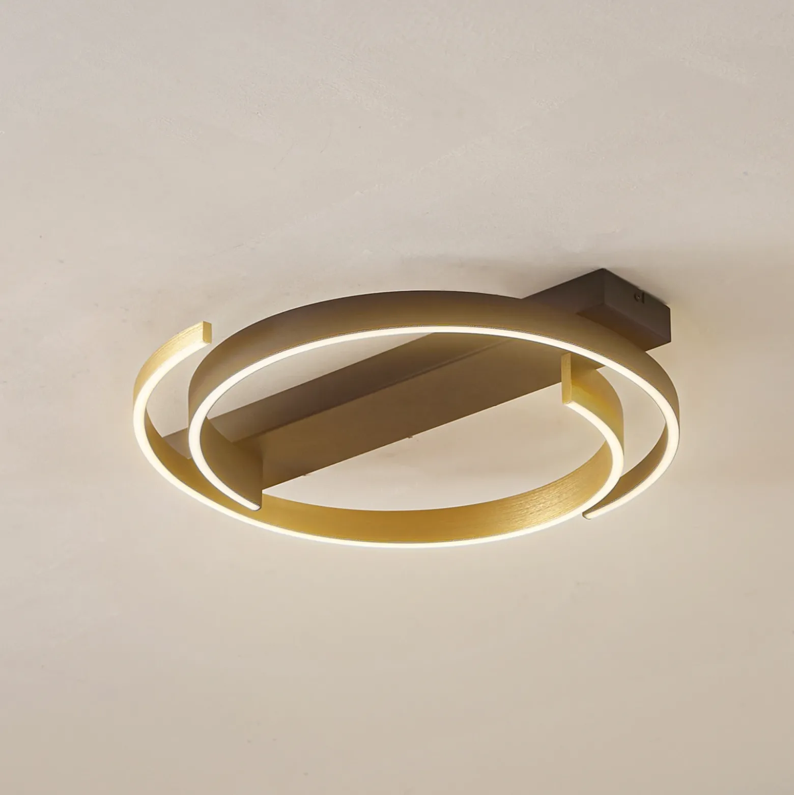Lucande Plafón LED Natsuma, negro/oro, metal, Ø 50 cm