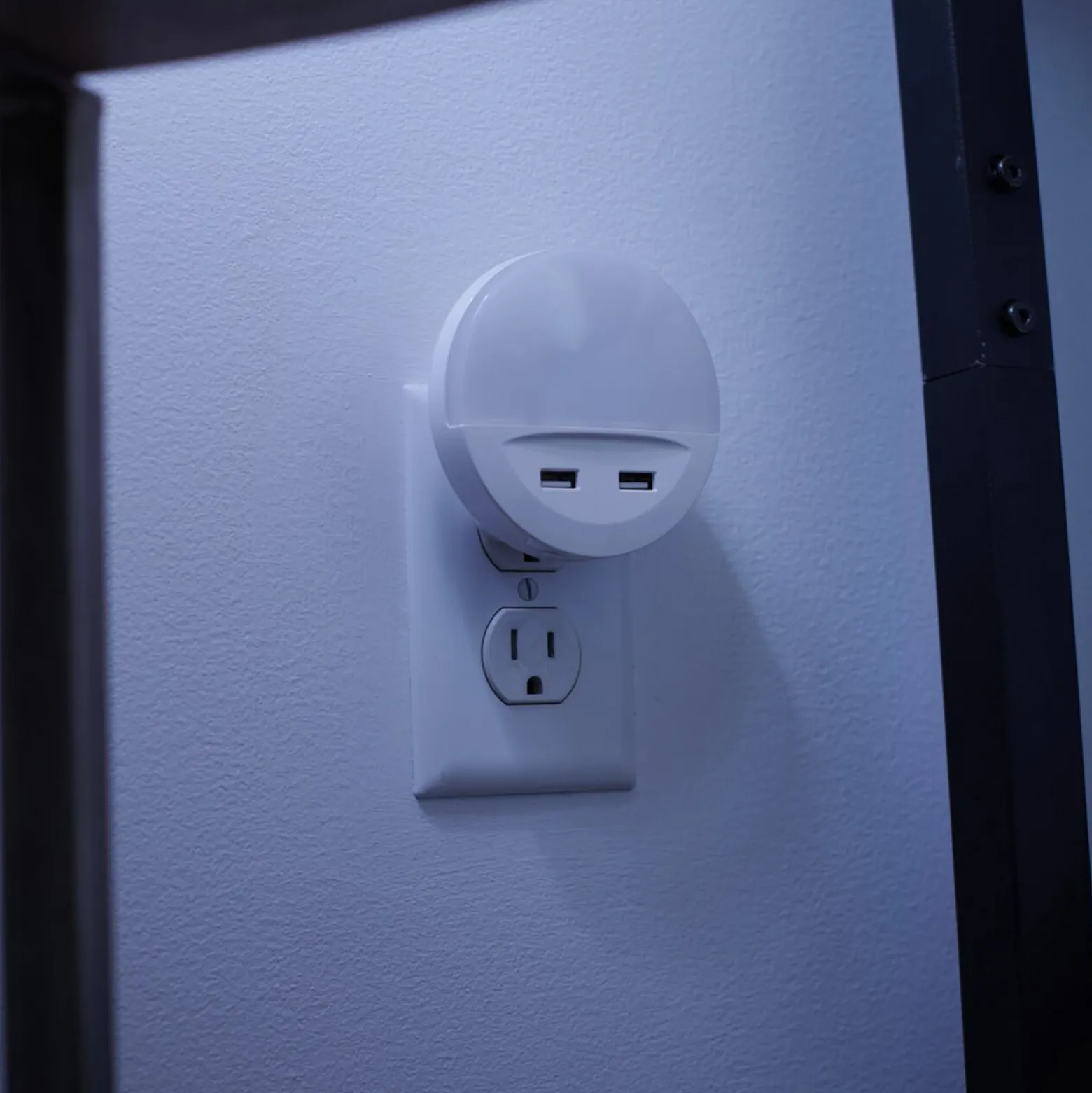 Luz nocturna LED con enchufe LUNETTA USB de OSRAM, blanca, Ø 9 cm