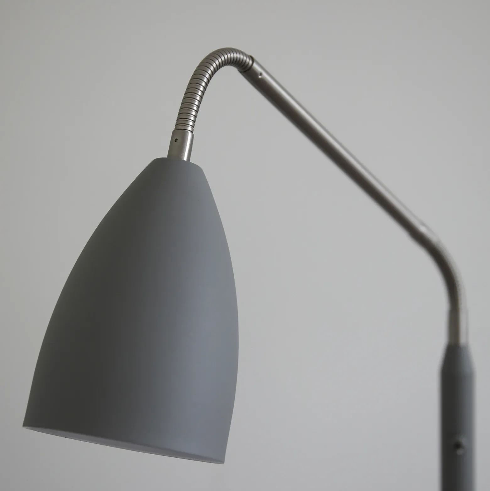 Markslöjd Lámpara de pie LED Patro, gris, metal, atenuable