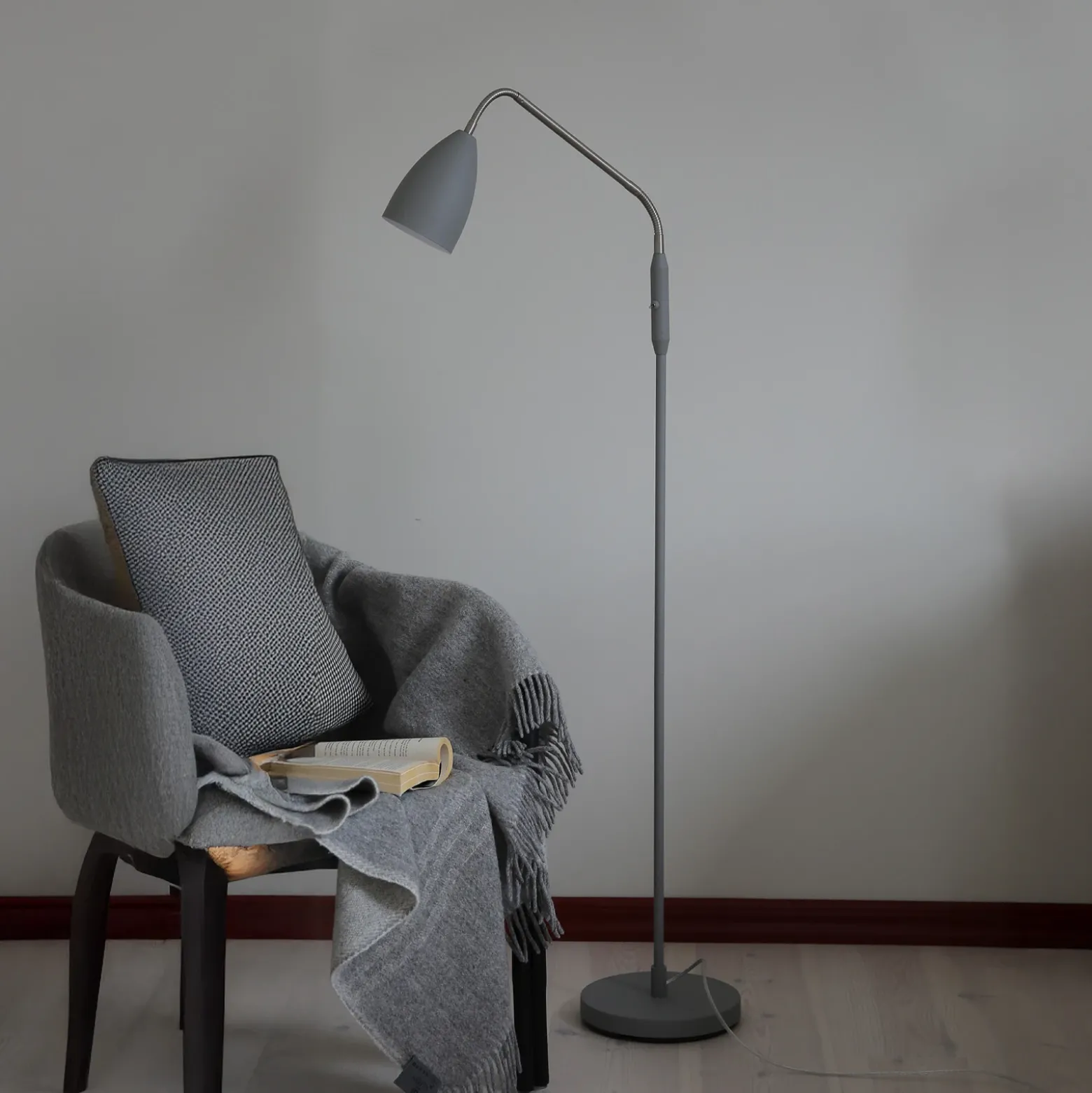 Markslöjd Lámpara de pie LED Patro, gris, metal, atenuable