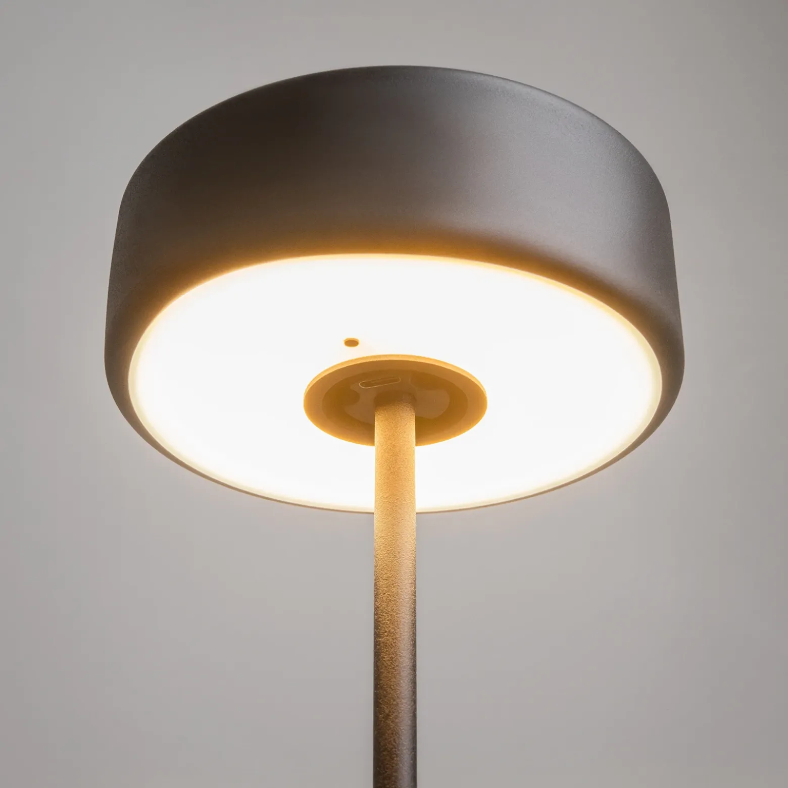 Maytoni Lámpara de mesa LED recargable AI Collaboration, aluminio, negro