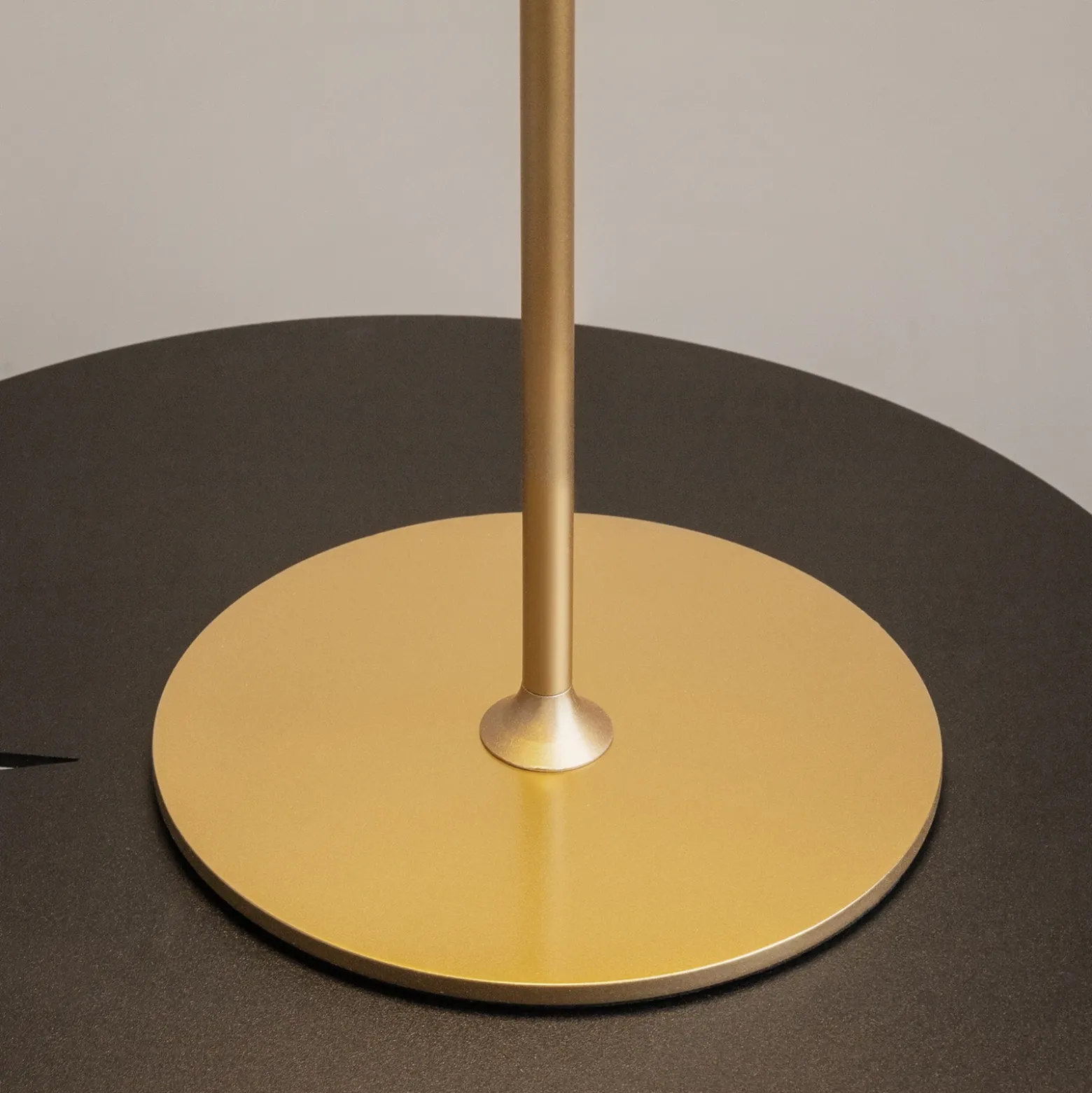 Maytoni Lámpara de mesa LED recargable AI Collaboration, aluminio, dorado