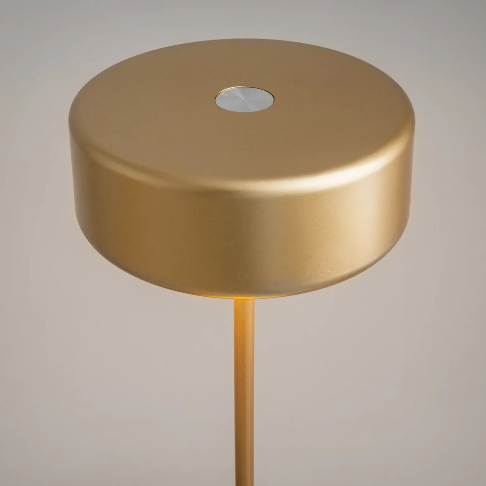 Maytoni Lámpara de mesa LED recargable AI Collaboration, aluminio, dorado