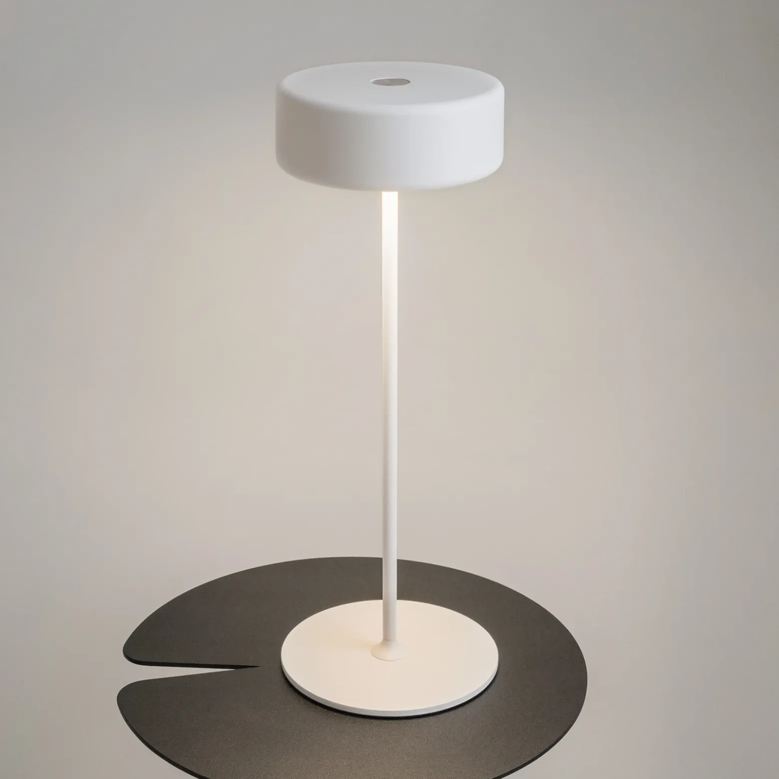 Maytoni Lámpara de mesa LED recargable AI Collaboration, aluminio, blanco