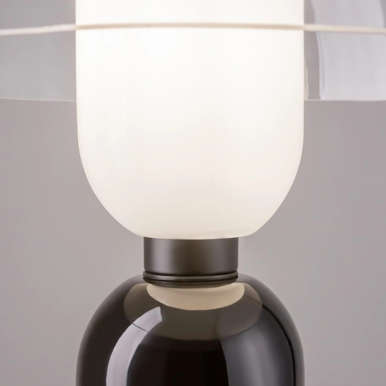 Maytoni Lámpara de mesa Memory, negra, altura 42 cm, cerámica