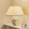 Menzel Living - lámpara de mesa con pie floral
