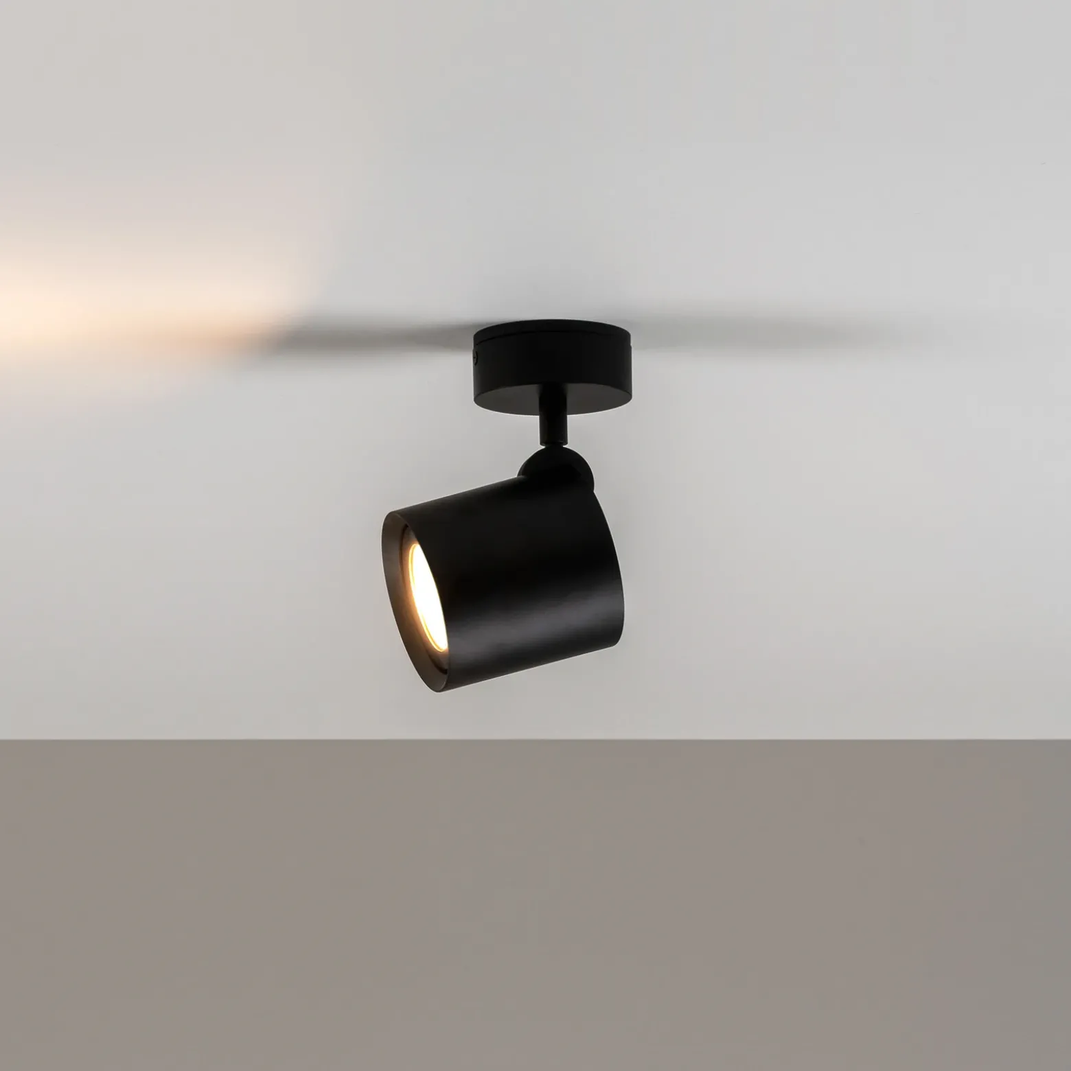 Milan Kronn plafón 1 luz altura 16,6cm negro