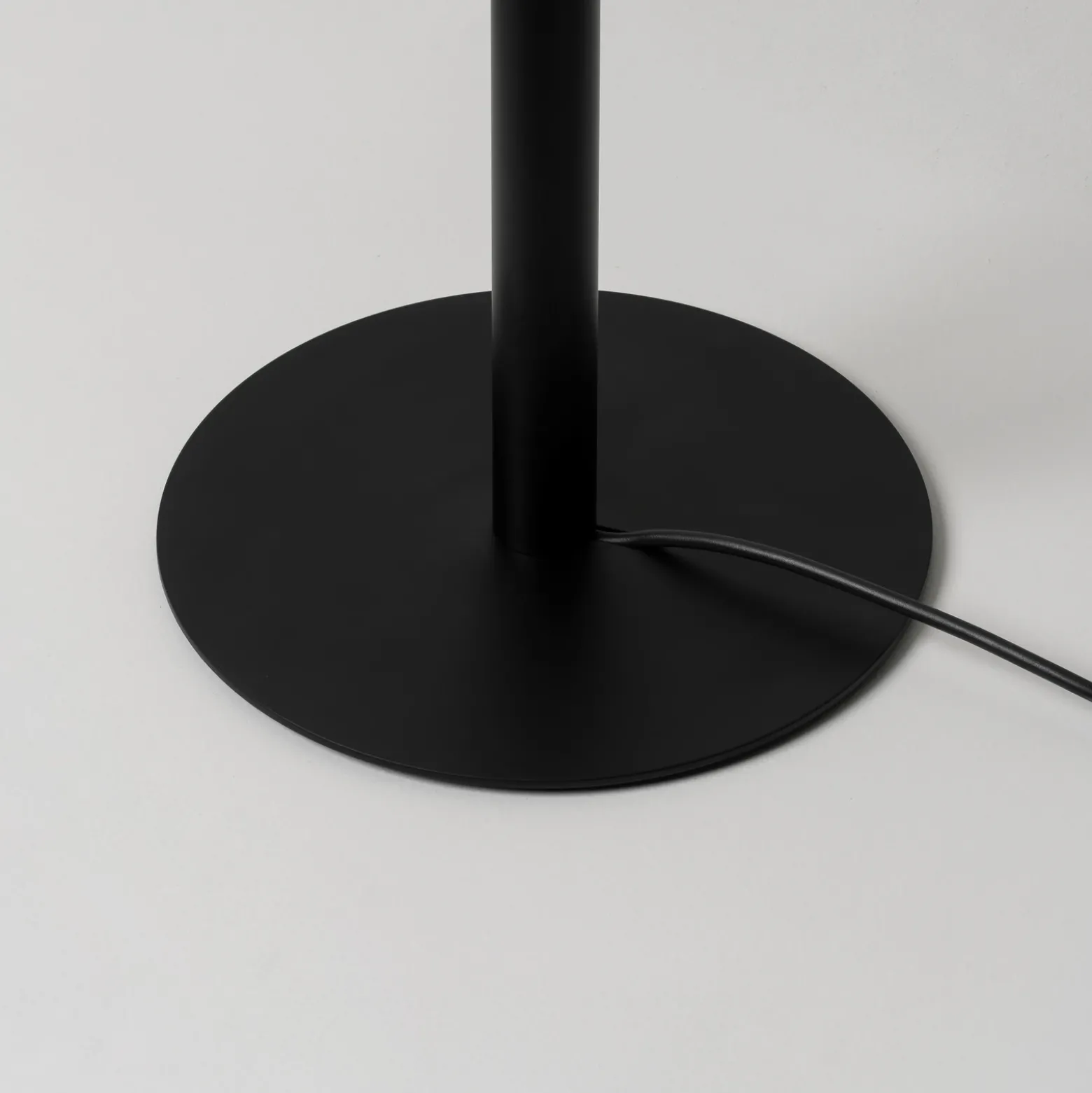Milan Peak Lane Lámpara de pie LED negra 130 cm