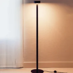 Milan Peak Lane Lámpara de pie LED negra 130 cm
