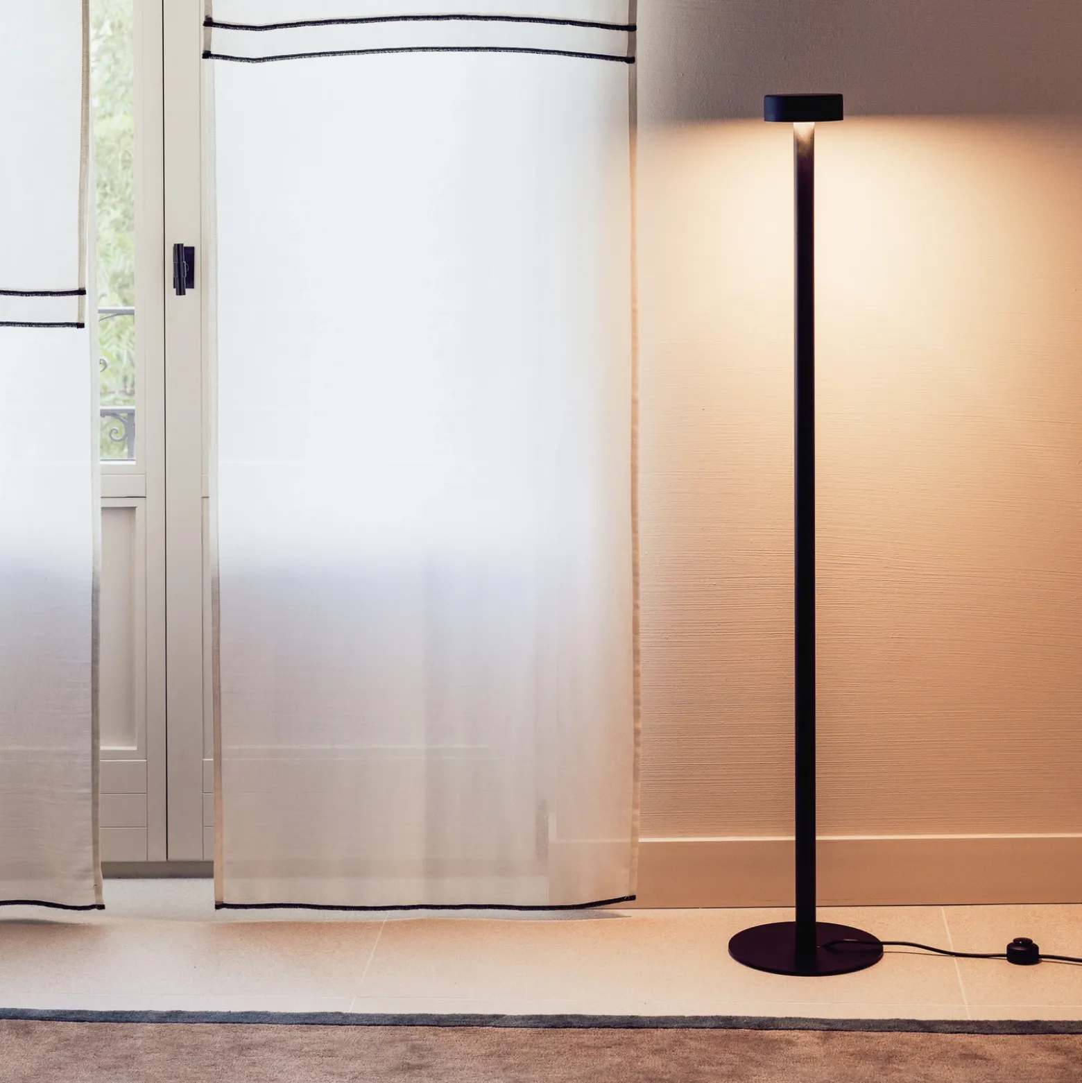 Milan Peak Lane Lámpara de pie LED negra 130 cm