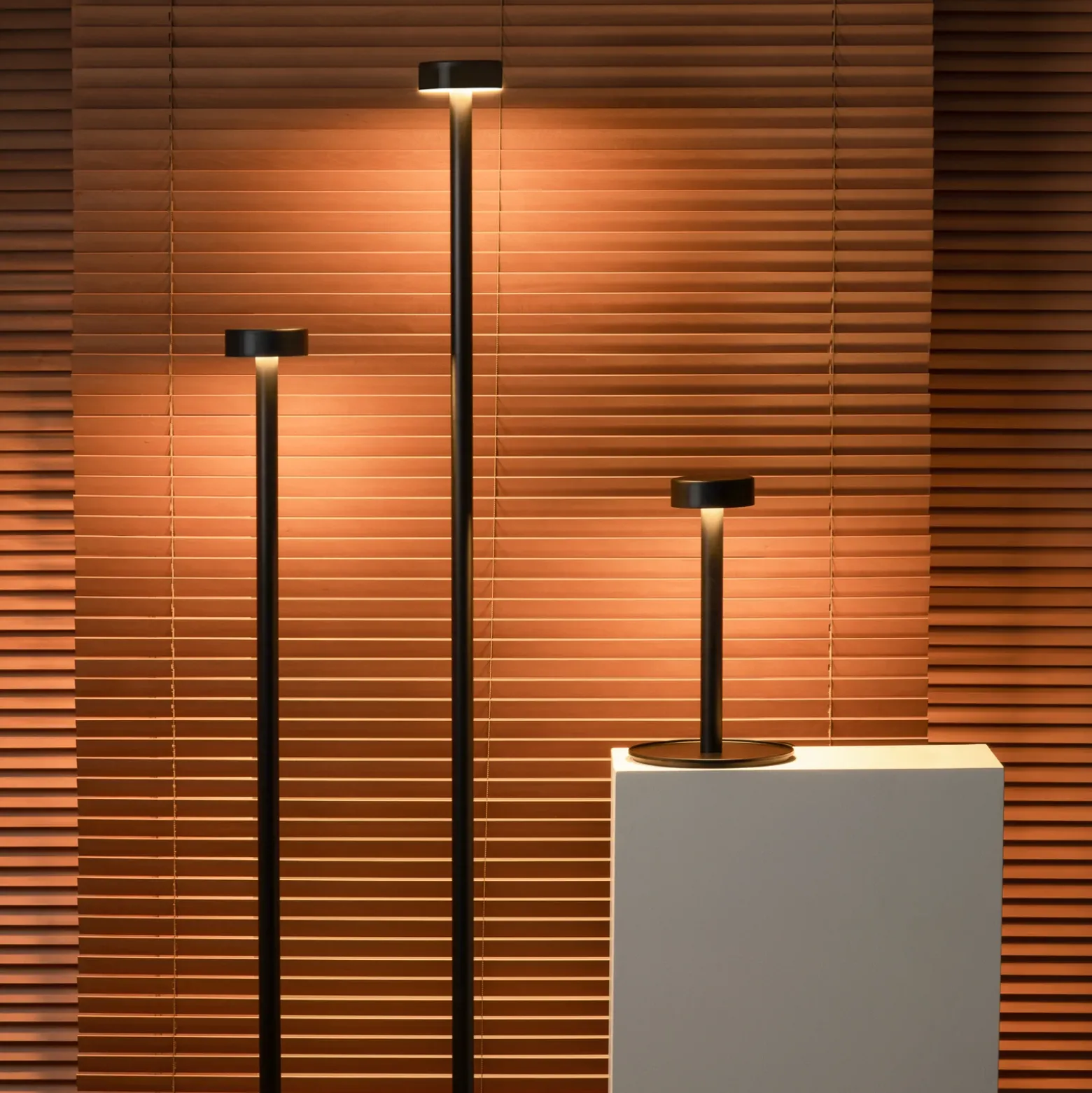 Milan Peak Lane Lámpara de pie LED negra 130 cm