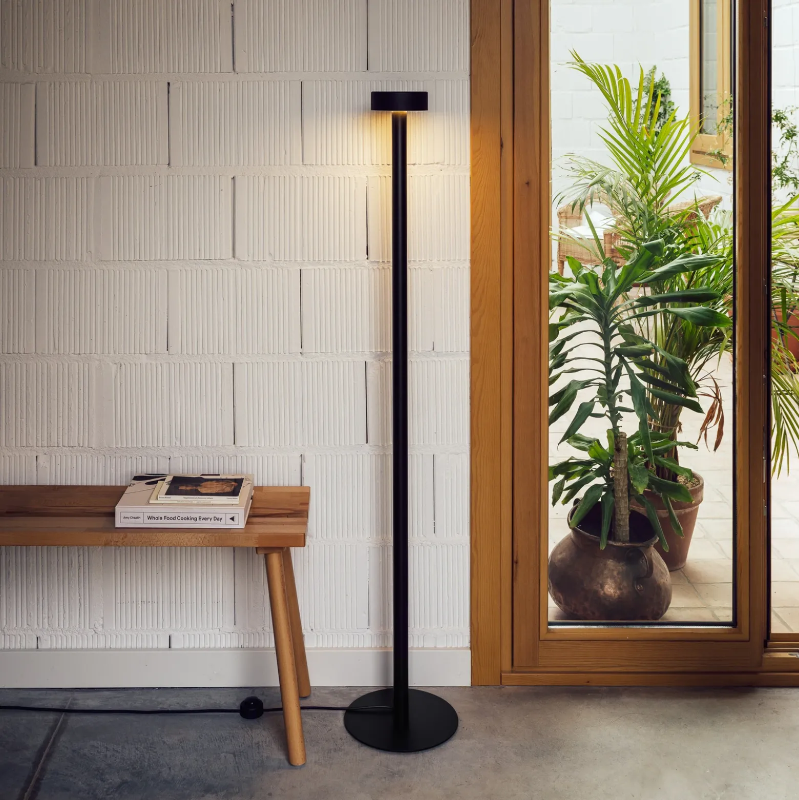 Milan Peak Lane Lámpara de pie LED negra 130 cm