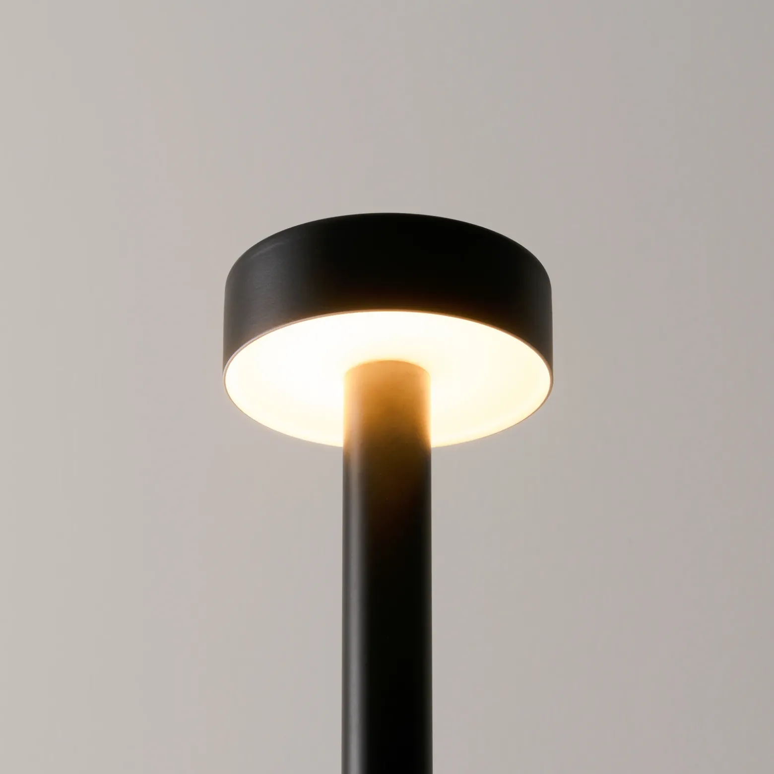 Milan Peak Lane Lámpara de pie LED negra 170 cm