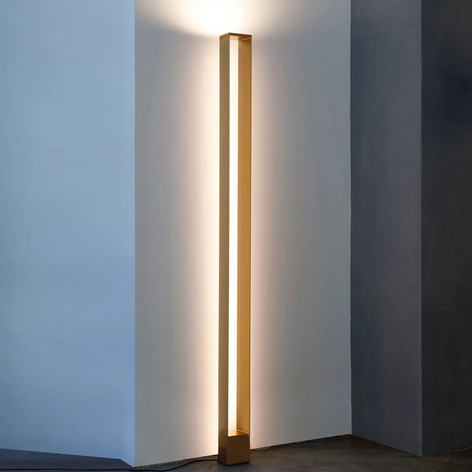 Nemo Tru Lámpara de pie LED 2.700 K, lacada en oro