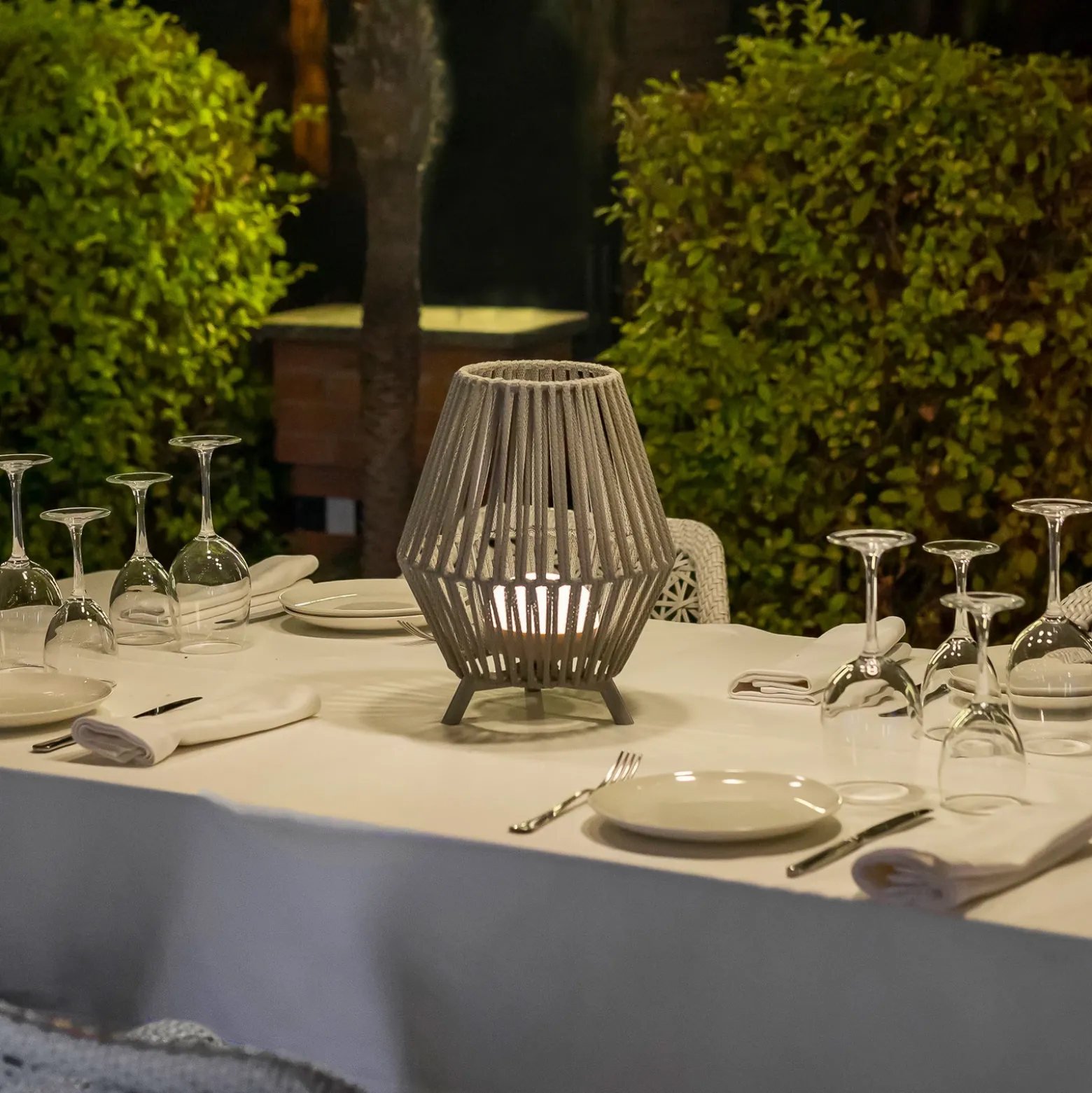Newgarden Conta lámpara de mesa LED recargable taupe 32cm