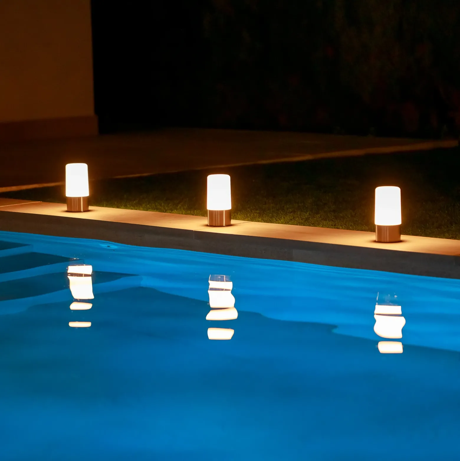 Newgarden Lámpara de mesa LED recargable Maia color latón IP54 RGBW