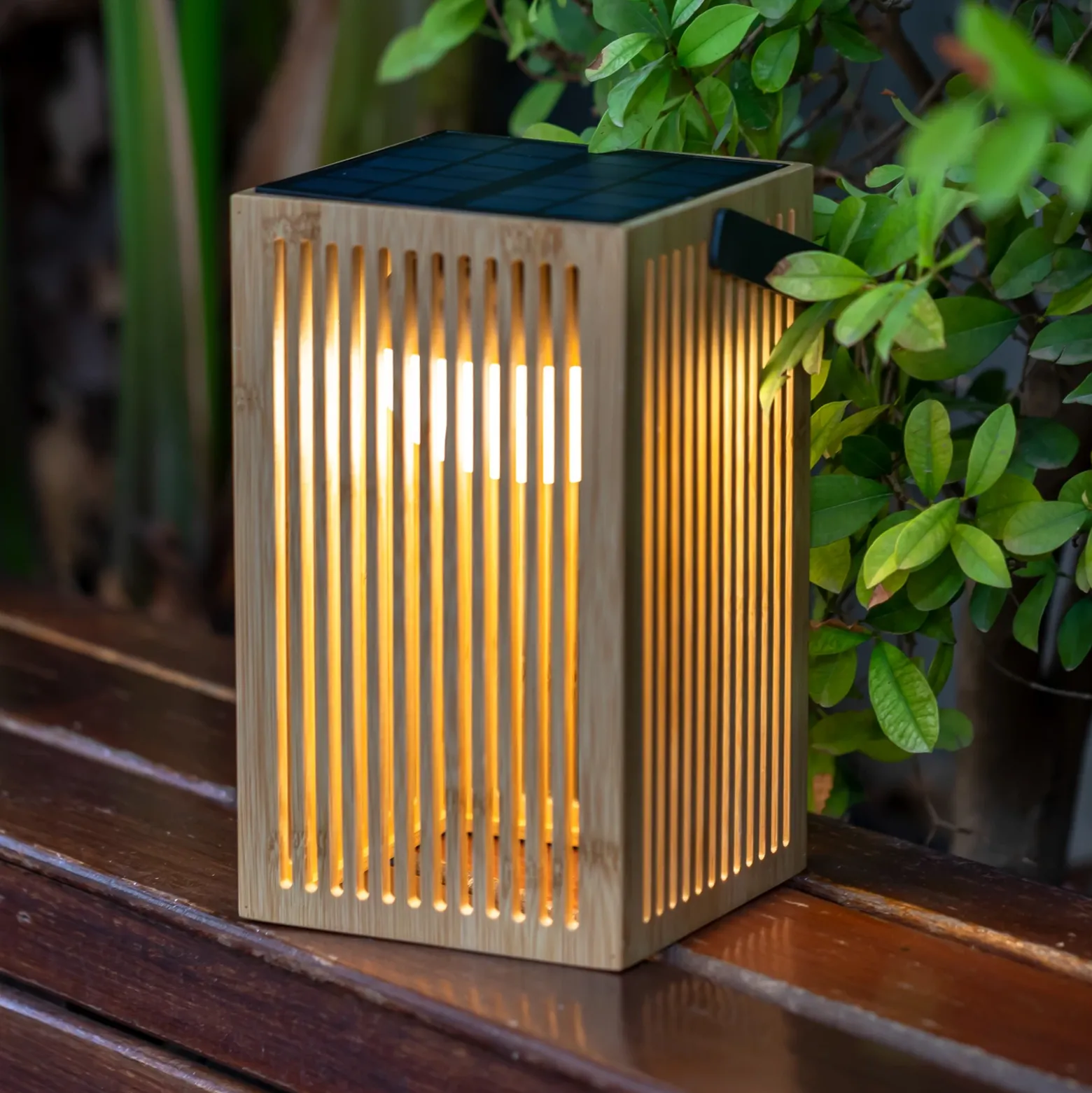 Newgarden Okinawa lámpara de mesa LED solar bambú